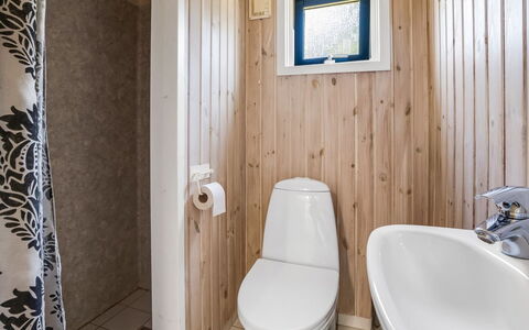 Erle - 990M from the Sea: Toilet Seat, Gabinetto, Idraulico Fixture, Bagno, Lavandino Del Bagno, Legna, Pavimentazione, Pavimento, Lavello, Idraulico