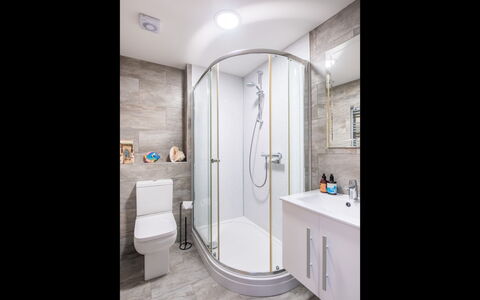 Marina View: Bagno, Idraulico Fixture, Lavello, Interior Design, Pavimentazione, Pavimento, Rubinetto, Idraulico, Gabinetto, Mobiletto Del Bagno