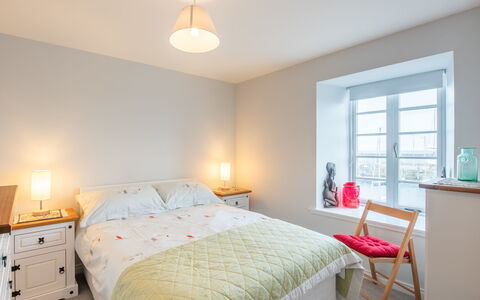 Marina View: Letto, Mobilia, Interior Design, Camera Da Letto, Parete, Pavimento, Pavimentazione, Bedding, Lenzuolo, Soffitto
