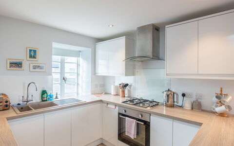 Marina View: Cucina, Controsoffitto, Elettrodomestico Da Cucina, Interior Design, Apparecchio Major, Cabinetry, Pavimentazione, Legna, Pavimento, Soffitto