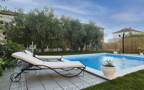 Mediterranea: Piscina, Blu, Mobili Da Esterno, Mobilia, Ricorrere, Materiale Composito, Shade, Eco Hotel, Lettino, Giochi D'Acqua