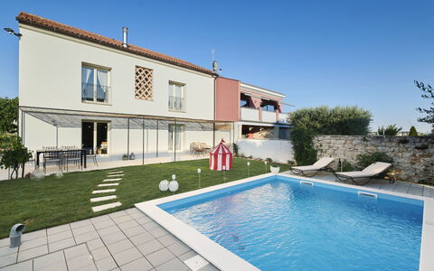 Mediterranea: Piscina, Zona Residenziale, Casa, Casa, Ricorrere, Materiale Composito, Estate, Cortile, Villa, Giardino
