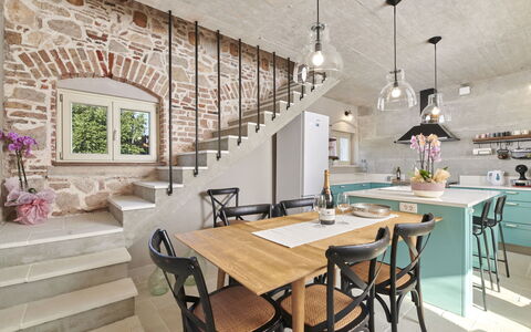 Mediterranea: Mobilia, Interior Design, Pavimentazione, Legna, Tavolo, Sedia, Cucina, Cucina & Sala Da Pranzo Tavolo, Soffitto, Lampada