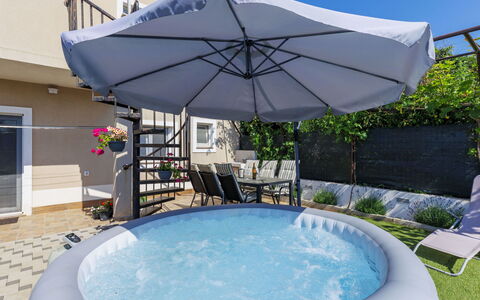 L&V: Piscina, Mobili Da Esterno, Ombrello, Materiale Composito, Mobilia, Tempo Libero, Shade, Vaso Di Fiori, Sedia, Pianta Della Casa