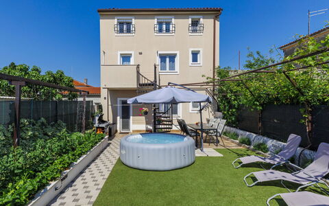 L&V: Piscina, Shade, Cortile, Cortile, Backyard, Landscaping, Balcone, Mobili Da Esterno, Erba Sintetica, Hotel