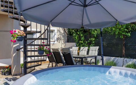 L&V: Piscina, Mobili Da Esterno, Ombrello, Mobilia, Vaso Di Fiori, Materiale Composito, Sedia, Shade, Tempo Libero, Pianta Della Casa