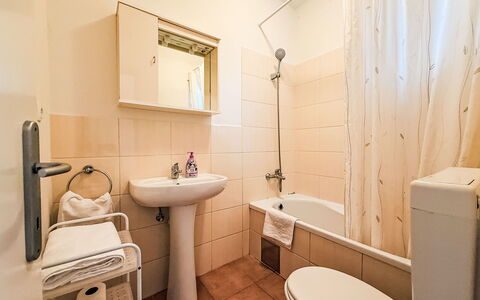 Zaton 210: Pavimentazione, Pavimento, Idraulico Fixture, Bagno, Interior Design, Lavandino Del Bagno, Camera, Idraulico, Gabinetto, Lavello