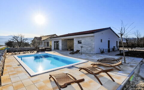 Ivy: Piscina, Casa, Zona Residenziale, Architettura, Casa, Ricorrere, Materiale Composito, Insediamento Umano, Villetta, Estate