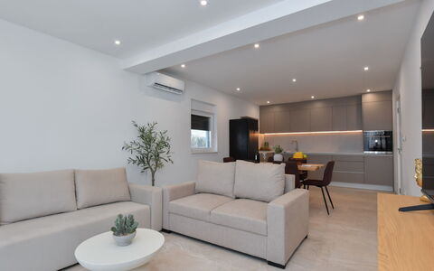 Ivy: Mobilia, Interior Design, Divano, Pavimentazione, Pavimento, Parete, Tavolo, Soggiorno, Soffitto, Legna