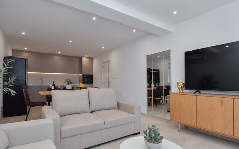 Ivy: Mobilia, Interior Design, Pavimentazione, Divano, Pavimento, Parete, Legna, Soffitto, Camera, Soggiorno