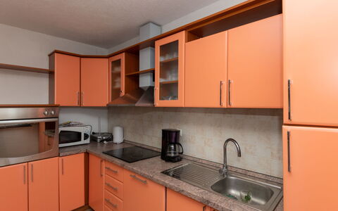Matanovi Dvori: Cucina, Controsoffitto, Cabinetry, Elettrodomestico Da Cucina, Apparecchio Major, Legna, Lavandino Della Cucina, Interior Design, Pavimentazione, Mobilia