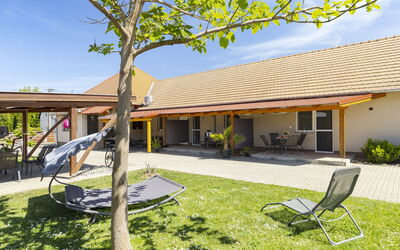 Balatonbereny 101: Costruzione, Casa, Zona Residenziale, Tetto, Casa, Facciata, Architettura, Arbusto, Shade