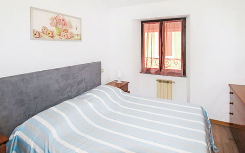Amarena: Letto, Mobilia, Interior Design, Camera Da Letto, Parete, Legna, Pavimento, Lenzuolo, Pavimentazione, Bedding
