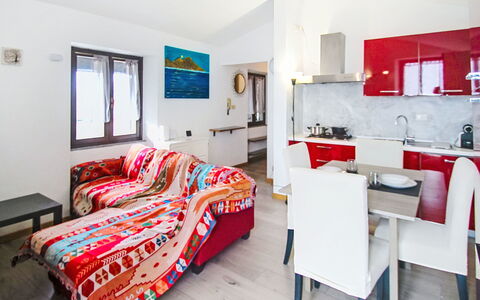 Amarena: Mobilia, Casa, Appartamento, Sedia, Ricorrere, Hotel, Balcone, Pianta Della Casa, Cuscino