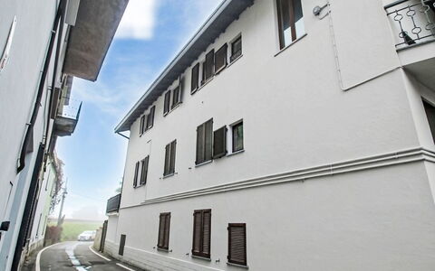 Amarena: Finestra, Architettura, Zona Residenziale, Insediamento Umano, Materiale Composito, Appartamento, Calcestruzzo, Finestra A Ghigliottina, Illuminazione Diurna, Gesso