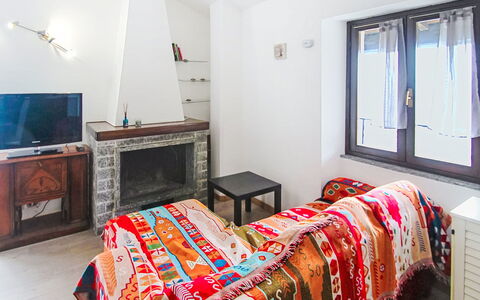 Amarena: Mobilia, Interior Design, Letto, Camera Da Letto, Legna, Pavimentazione, Camera, Pavimento, Soffitto, Lenzuolo