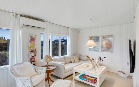 Alvia - 250M from the Sea: Mobilia, Legna, Interior Design, Pavimentazione, Pavimento, Sedia, Camera, Soffitto, Soggiorno, Appartamento