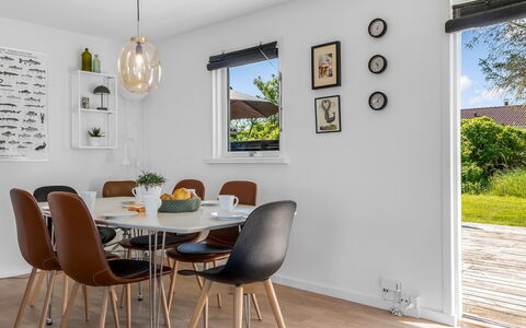 Thorulf - 450M from the Sea: Mobilia, Interior Design, Pavimentazione, Legna, Cucina & Sala Da Pranzo Tavolo, Tavolo, Sala Da Pranzo, Sedia, Pavimento, Illuminazione