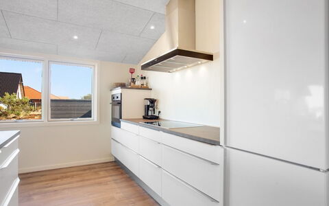 Edy - 75M from the Sea: Cucina, Pavimentazione, Interior Design, Controsoffitto, Elettrodomestico Da Cucina, Pavimento, Legna, Cabinetry, Soffitto, Apparecchio Major
