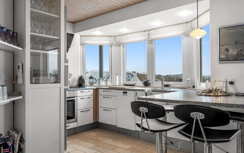 Tofan - 75M from the Sea: Interior Design, Controsoffitto, Cucina, Soffitto, Lampada, Cabinetry, Mobilia, Pavimentazione, Elettrodomestico Da Cucina, Pavimento