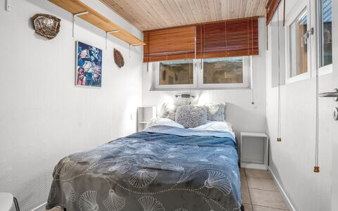 Tofan - 75M from the Sea: Camera Da Letto, Legna, Interior Design, Letto, Soffitto, Lenzuolo, Bedding, Camera, Mobilia, Pavimento