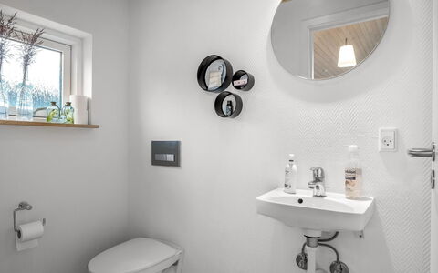 Tofan - 75M from the Sea: Bagno, Interior Design, Idraulico Fixture, Parete, Lavandino Del Bagno, Pavimentazione, Lavello, Pavimento, Gabinetto, Rubinetto