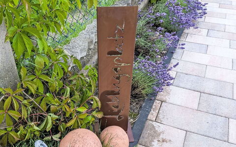 Helfrichs Ferienwohnung: Arbusto, Groundcover, Giardino, Landscaping, Erba, Vaso Di Fiori
