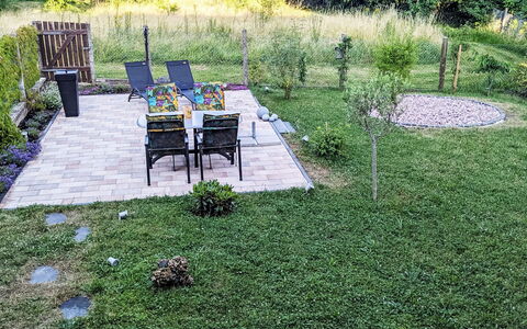 Helfrichs Ferienwohnung: Erba, Giardino, Arbusto, Mobili Da Esterno, Prato, Groundcover, Backyard, Cortile, Landscaping