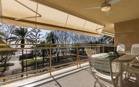 Cambrils 47: Shade, Balcone, Bicchiere, Color Legno, Eco Hotel, Sedia, Latifoglie, Illuminazione Diurna, Struttura Esterna