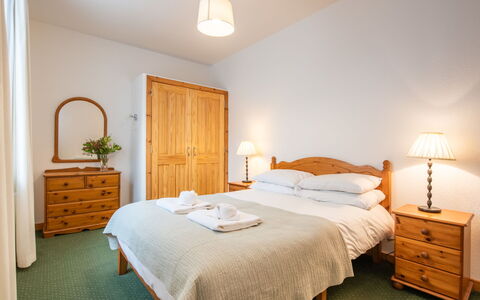 Old Dairy on Aigas Golf Course: Letto, Camera Da Letto, Mobilia, Bedding, Lenzuolo, Legna, Interior Design, Biancheria, Pavimento, Tessile