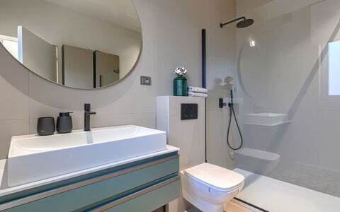 Cedrus: Interior Design, Bagno, Pavimentazione, Idraulico Fixture, Pavimento, Specchio, Rubinetto, Idraulico, Soffitto, Lavello