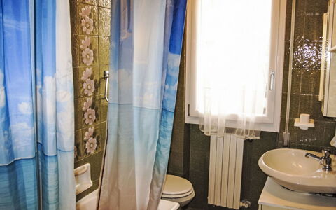 Piedi sulla Spiaggia: Tessile, Interior Design, Tenda, Pavimento, Camera, Idraulico Fixture, Biancheria, Finestra Trattamento, Per Finestre, Bagno