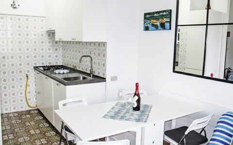 Piedi sulla Spiaggia: Mobilia, Pavimentazione, Interior Design, Pavimento, Cucina, Apparecchio Major, Elettrodomestico Da Cucina, Camera, Sedia, Controsoffitto
