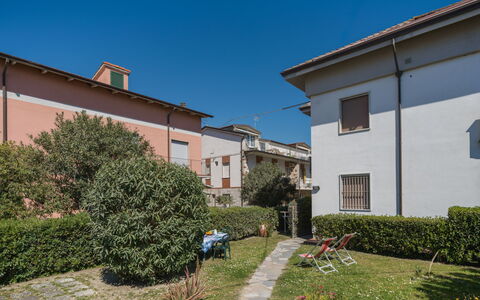Brezza sul Mare: Zona Residenziale, Arbusto, Casa, Quartiere, Casa, Insediamento Umano, Giardino, Sobborgo, Cortile, Hedge