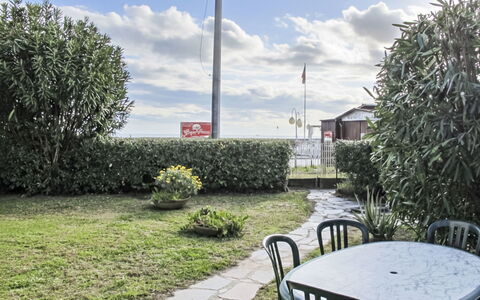 Piedi sulla Spiaggia: Arbusto, Giardino, Shade, Prato, Cortile, Landscaping, Mobili Da Esterno, Backyard