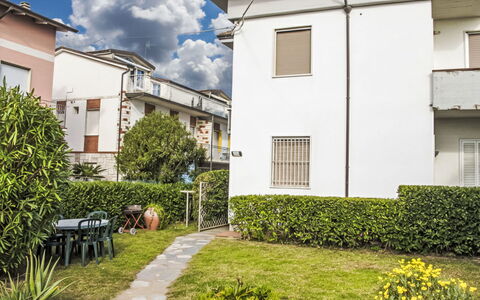 Piedi sulla Spiaggia: Zona Residenziale, Casa, Quartiere, Arbusto, Casa, Insediamento Umano, Sobborgo, Giardino, Estate, Prato