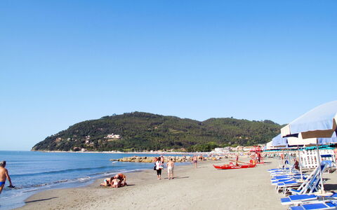 Piedi sulla Spiaggia: Spiaggia, Acqua, Corpo D'Acqua, Costa, Geografia Montane, Costiera E Morfologie Oceanic, Mare, Riva, Estate, Collina