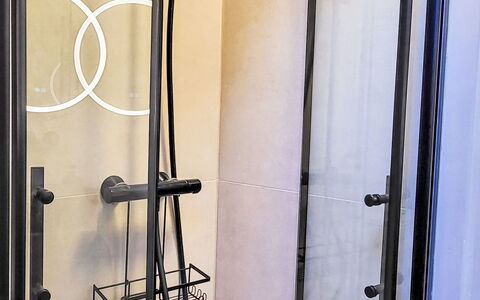 Apartment Mila: Idraulico Fixture, Bagno, Interior Design, Pavimentazione, Doccia, Idraulico, Doccia Porta, Pannello Doccia, Soffione Doccia, Doccia Bar