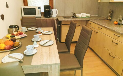 Tinkerhof Stahlhut: Mobilia, Pavimentazione, Interior Design, Pavimento, Legna, Camera, Controsoffitto, Cucina, Illuminazione, Cabinetry