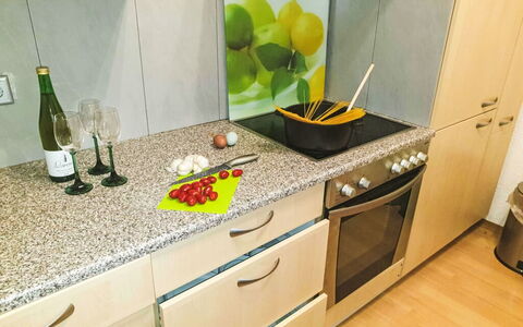 Tinkerhof Stahlhut: Controsoffitto, Cucina, Tavola, Pavimentazione, Elettrodomestico Da Cucina, Elettrodomestico, Frutta, Cabinetry, Apparecchio Major