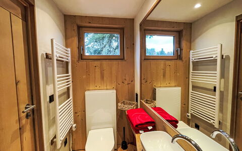 Tiny House Cottage Herbert: Pavimentazione, Interior Design, Legna, Pavimento, Soffitto, Camera, Mobilia, Color Legno, Latifoglie, Casa