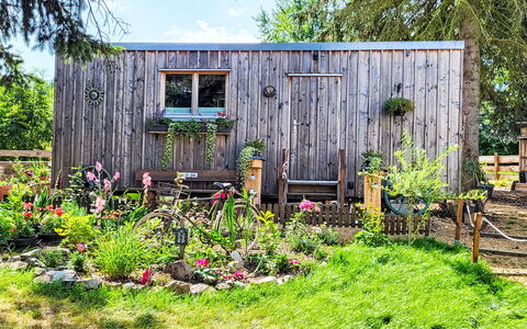 Tiny House Cottage Herbert: Legna, Arbusto, Giardino, Capannone, Villetta, Edifici Giardino, Backyard, Groundcover, Primavera
