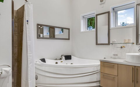 Elizabeth - 175M from the Sea: Interior Design, Idraulico Fixture, Pavimentazione, Bagno, Vasca Da Bagno, Pavimento, Soffitto, Rubinetto, Idraulico, Illuminazione