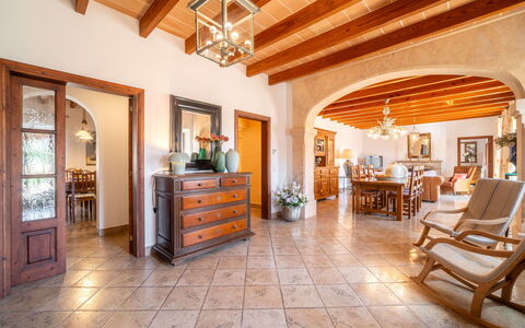 Son Peroti: Mobilia, Pavimentazione, Interior Design, Legna, Pavimento, Soffitto, Tavolo, Casa, Sedia, Soggiorno