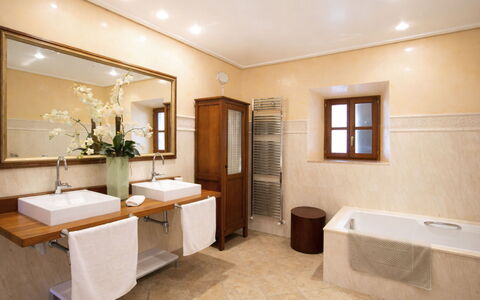 Son Peroti: Interior Design, Pavimentazione, Idraulico Fixture, Lavello, Bagno, Pavimento, Lavandino Del Bagno, Rubinetto, Soffitto, Controsoffitto