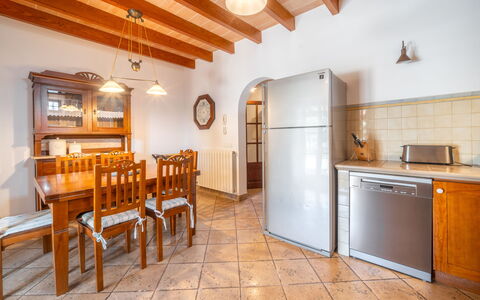 Son Peroti: Pavimentazione, Interior Design, Mobilia, Legna, Cucina, Soffitto, Pavimento, Cabinetry, Controsoffitto, Camera