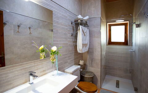 Estret: Pavimentazione, Idraulico Fixture, Interior Design, Pavimento, Bagno, Lavello, Rubinetto, Lavandino Del Bagno, Piastrella, Idraulico