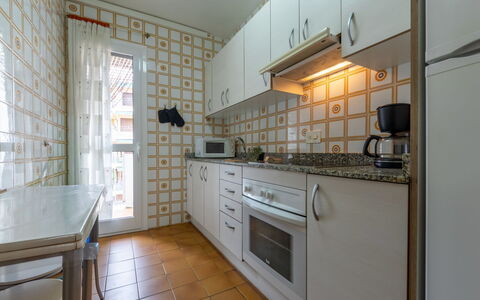 Balandro: Cucina, Pavimentazione, Apparecchio Major, Controsoffitto, Legna, Pavimento, Elettrodomestico Da Cucina, Interior Design, Cabinetry, Camera