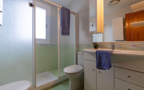 Balandro: Bagno, Pavimentazione, Lavandino Del Bagno, Idraulico Fixture, Interior Design, Pavimento, Mobiletto Del Bagno, Lavello, Rubinetto, Idraulico