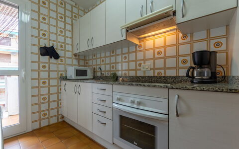 Balandro: Cucina, Elettrodomestico Da Cucina, Controsoffitto, Apparecchio Major, Pavimentazione, Legna, Interior Design, Pavimento, Cabinetry, Cucina Stufa